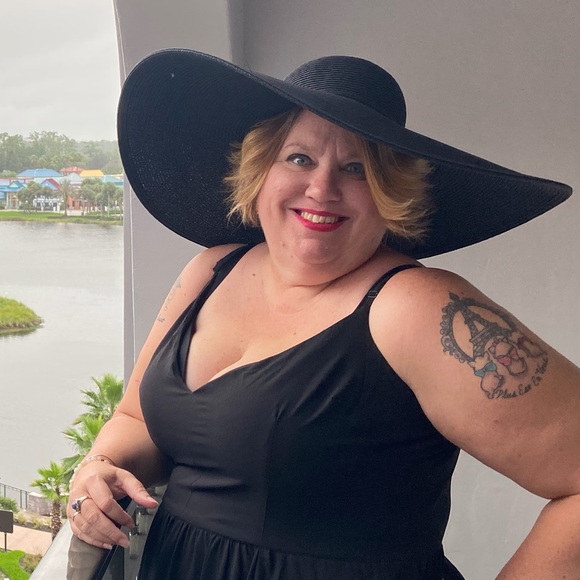 Meet your Posher, Julie **Posh Ambassador** - Picture 1 of 2